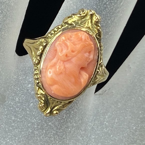 c1950's 10K yellow gold Coral Cameo Decorated ring 3.4g s6 JR7366